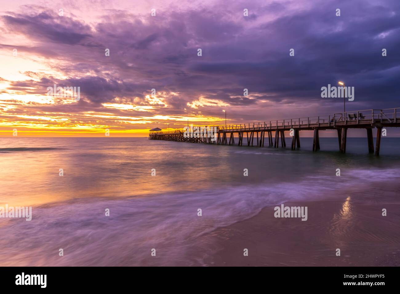 Australien, Südaustralien, Adelaide, Langzeitbelichtung der Henley Beach Jetty bei purpurem Sonnenuntergang Stockfoto