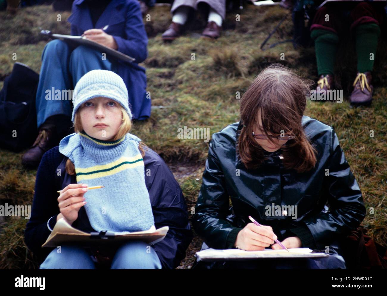 Schülerinnen der Sekundarstufe, die in der Geographie-Feldforschung tätig sind, Großbritannien 1970s - Mädchen, die Feldarbeit machen Beobachtungsskizzen und Notizen machen 1973 Stockfoto
