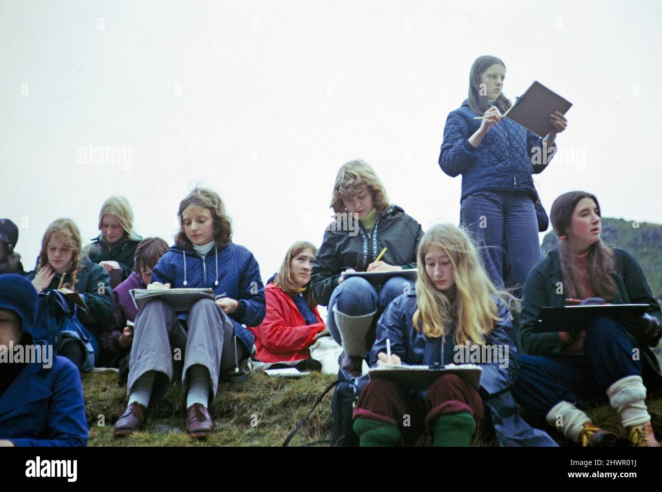 Schülerinnen der Sekundarstufe, die in der Geografie-Feldforschung tätig sind, Großbritannien 1970s Mädchen, die Feldarbeit machen Beobachtungsskizzen und Notizen machen 1973 Stockfoto