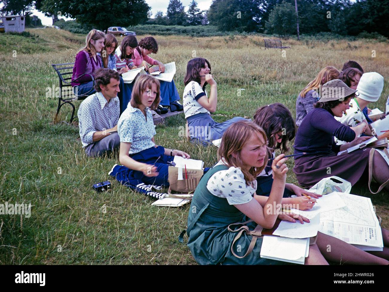 Gymnasiasten mit geographischer Feldforschung, Großbritannien 1970s Mädchen, die Feldarbeit machen Beobachtungsskizze, nehmen die notes.using Ordnance Survey-Karte 1975 Stockfoto