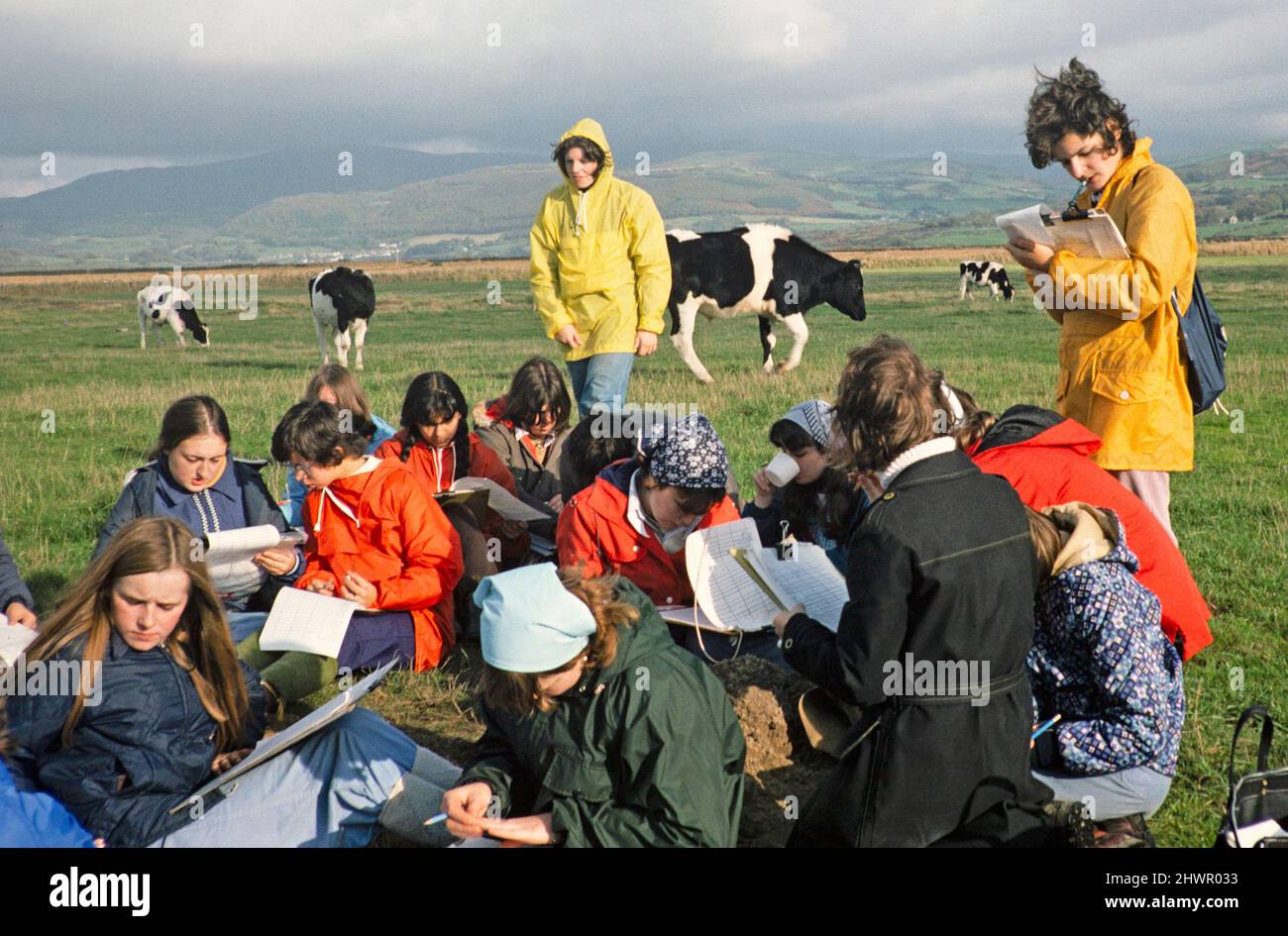 Schülerinnen der Sekundarstufe, die in der Geografie-Feldforschung tätig sind, Großbritannien 1970s Mädchen, die Feldforschung durchführen Beobachtungsstudie zur Landnutzung im Feld 1977 Stockfoto