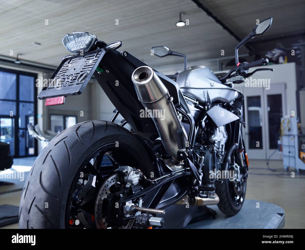 Motorrad auf hydraulischer Plattform in der Autowerkstatt Stockfoto