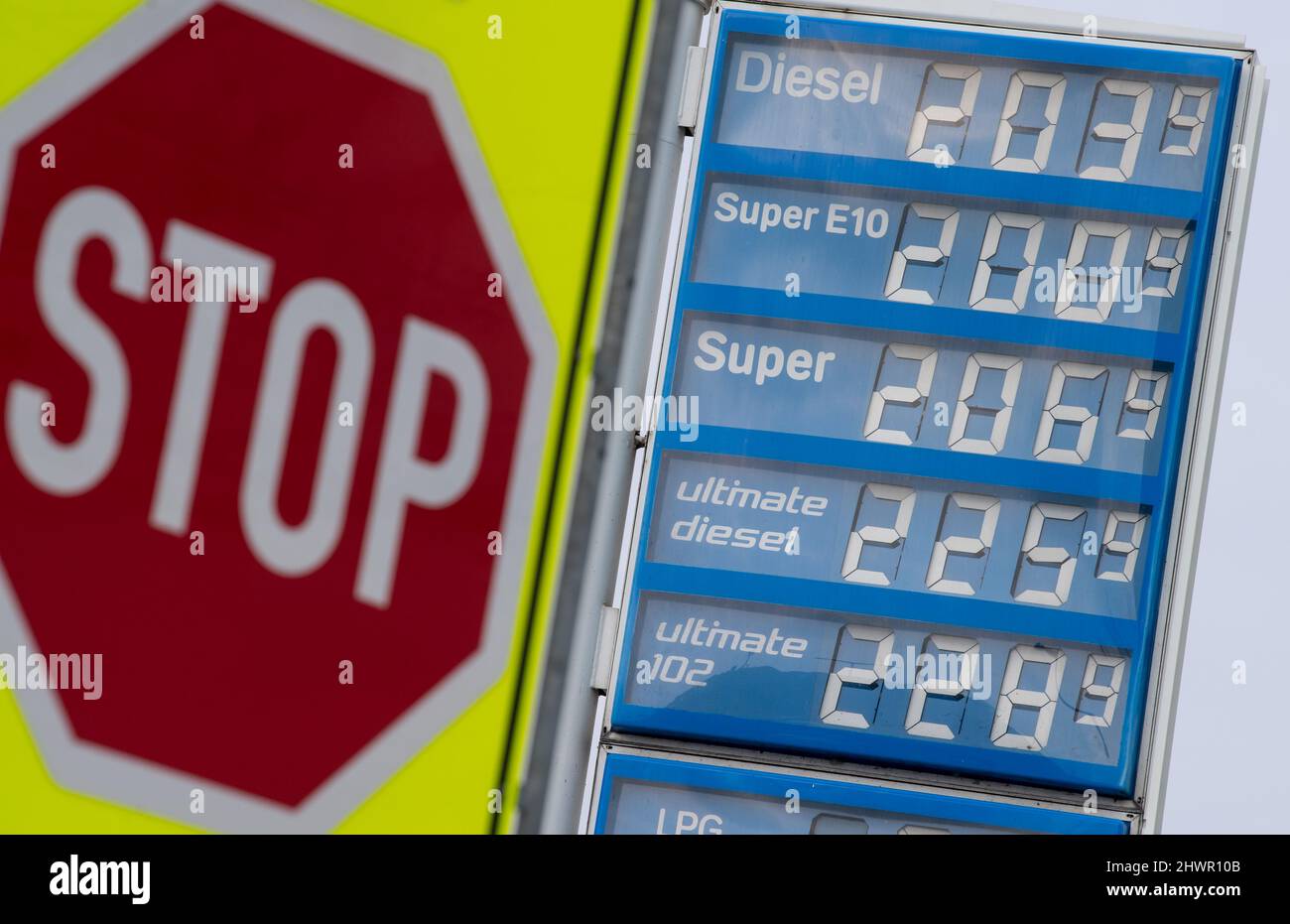 München, Deutschland. 07. März 2022. Ein Stoppschild steht neben einer Anzeigetafel. Quelle: Sven Hoppe/dpa/Alamy Live News Stockfoto