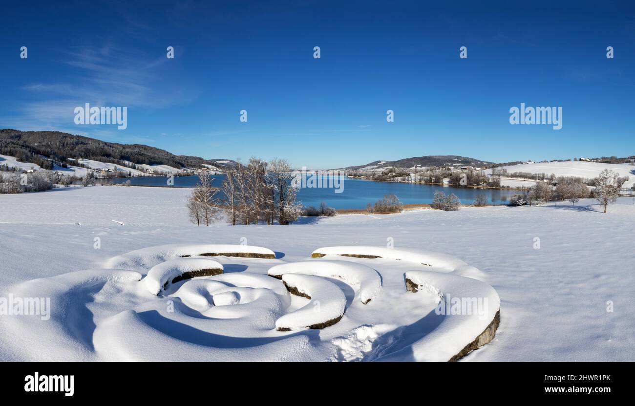 Österreich, Oberösterreich, Zell am Moos, verschneite Kraftstelle am Ufer des Irrsees Stockfoto