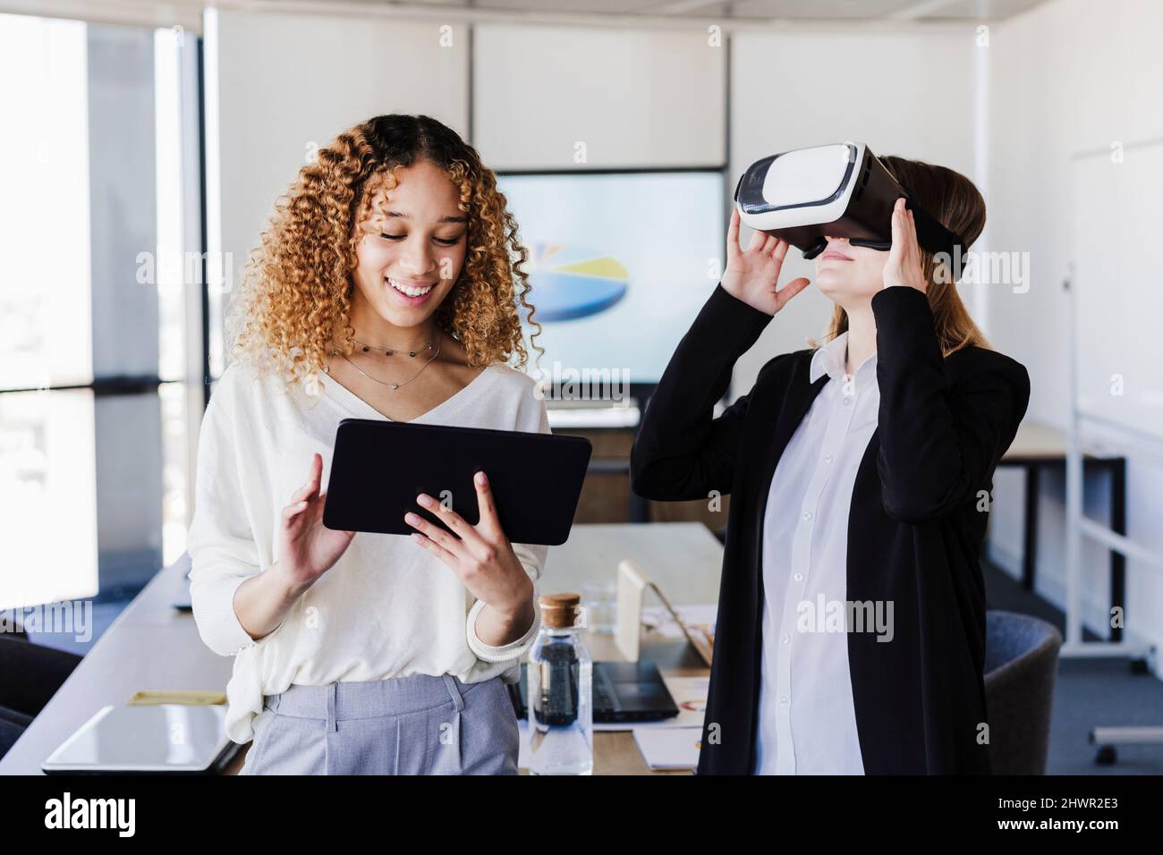 Junge Geschäftskollegen nutzen drahtlose Technologien im Coworking Office Stockfoto