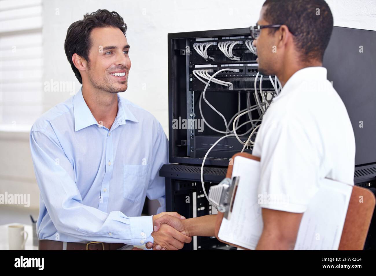 Sich um seine IT-Bedürfnisse kümmern. Ein junger IT-Spezialist, der bereit ist, einen Server zu reparieren. Stockfoto