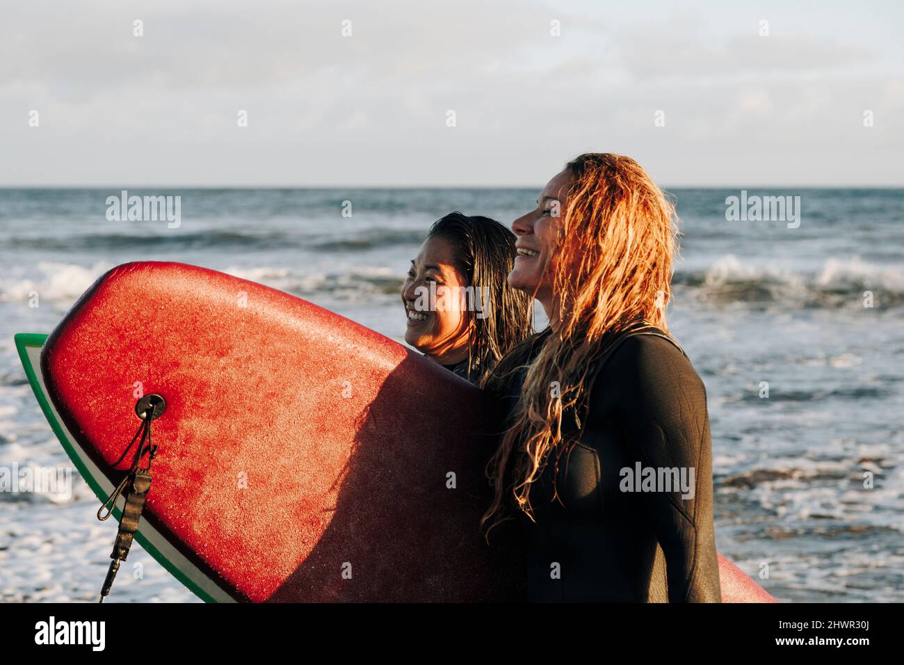 Fröhliche Frauen mit Surfbrettern am Strand, Gran Canaria, Kanarische Inseln Stockfoto