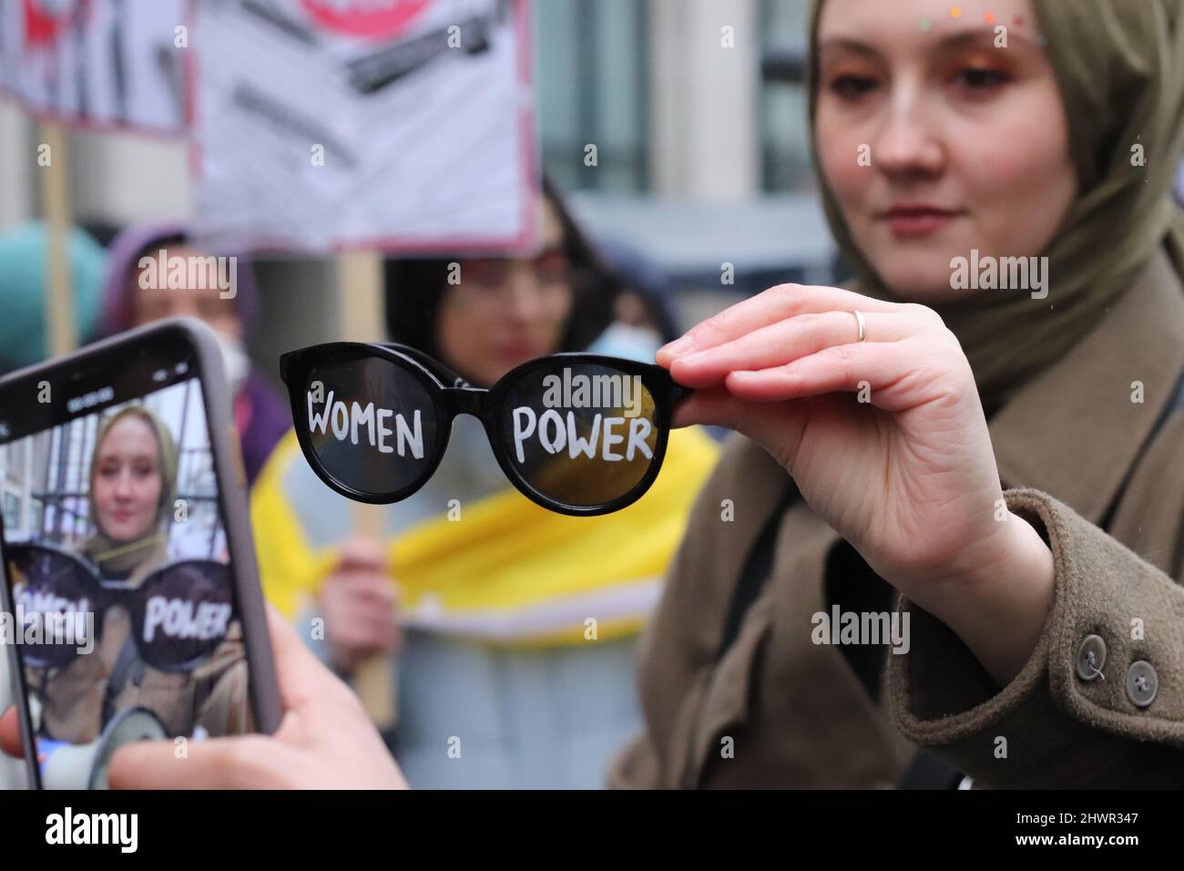 Millionen Frauen erheben sich gegen individuelle und institutionelle männliche Gewalt , Internationaler Frauentag 2022 , London, Großbritannien Stockfoto