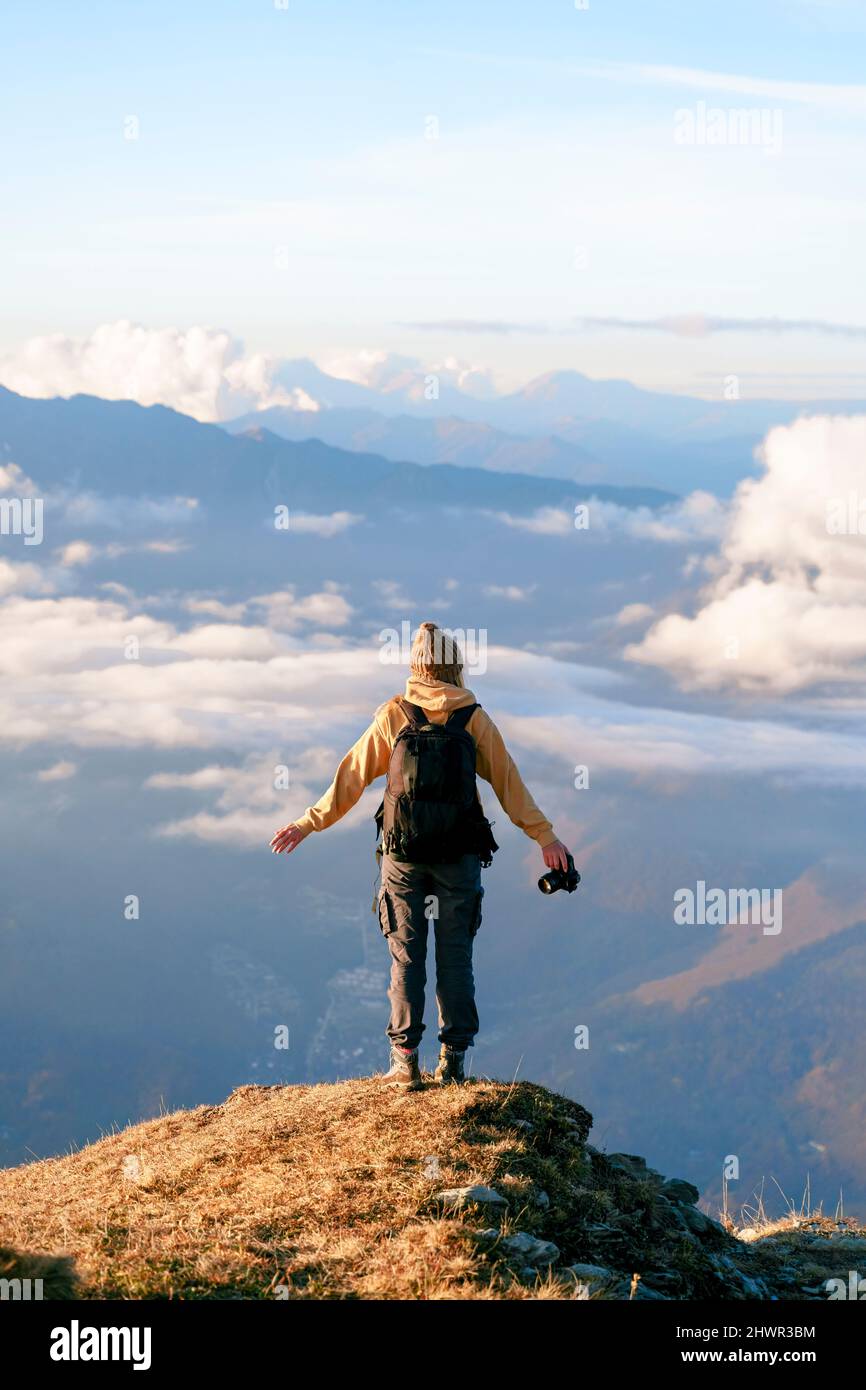 Sorgloser Tourist, der am Felsen am Berg im Kaukasus-Naturschutzgebiet in Sotschi, Russland, steht Stockfoto