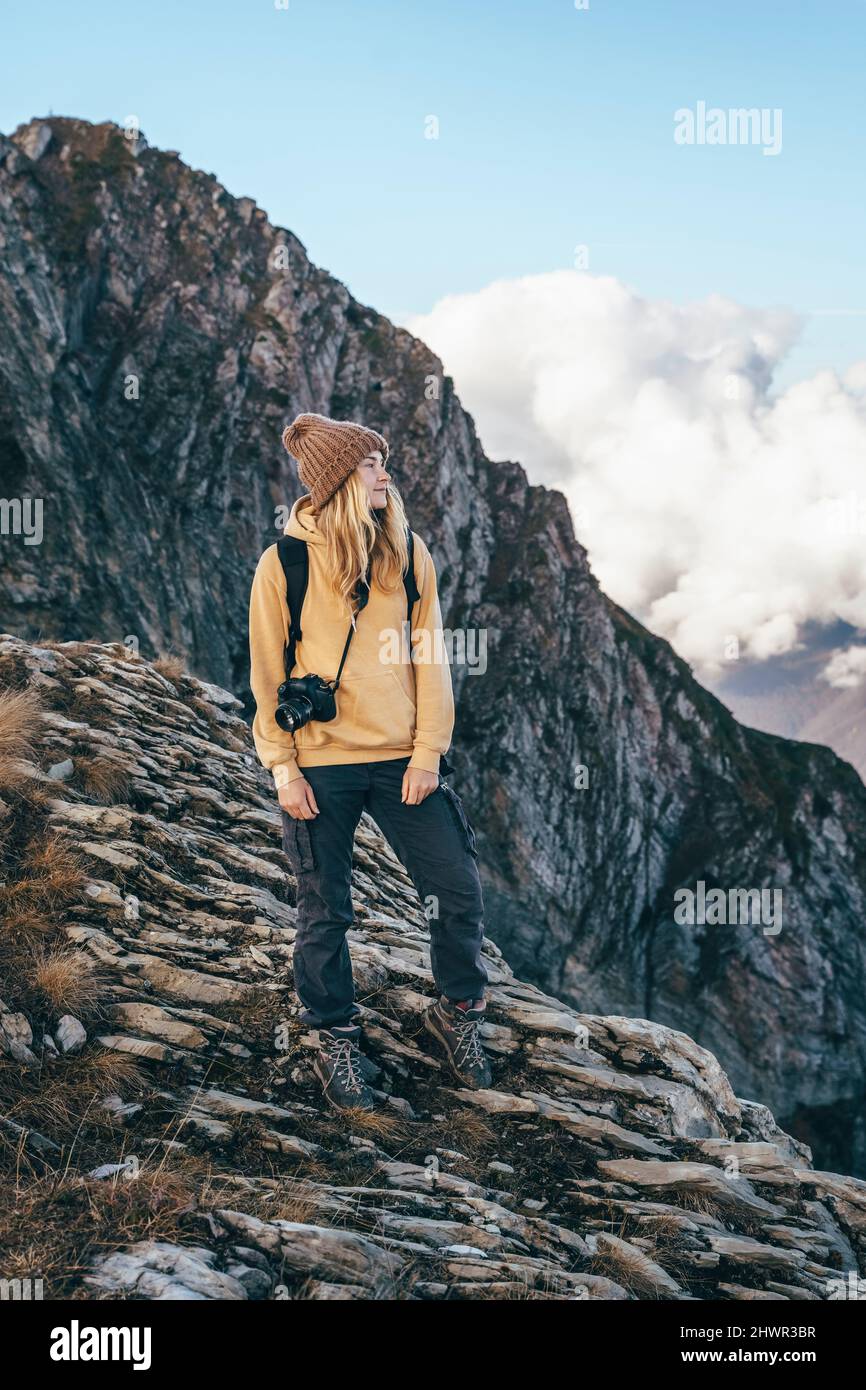 Tourist steht auf dem Berg im Kaukasus Naturschutzgebiet in Sotschi, Russland Stockfoto