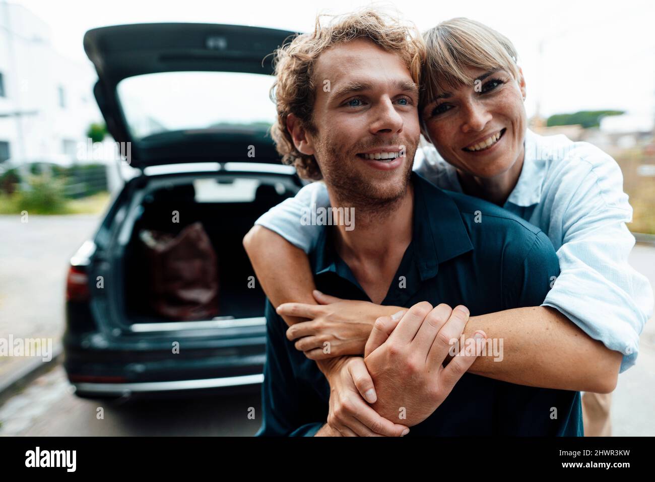 Lächelnde Frau umarmt Mann im Urlaub Stockfoto