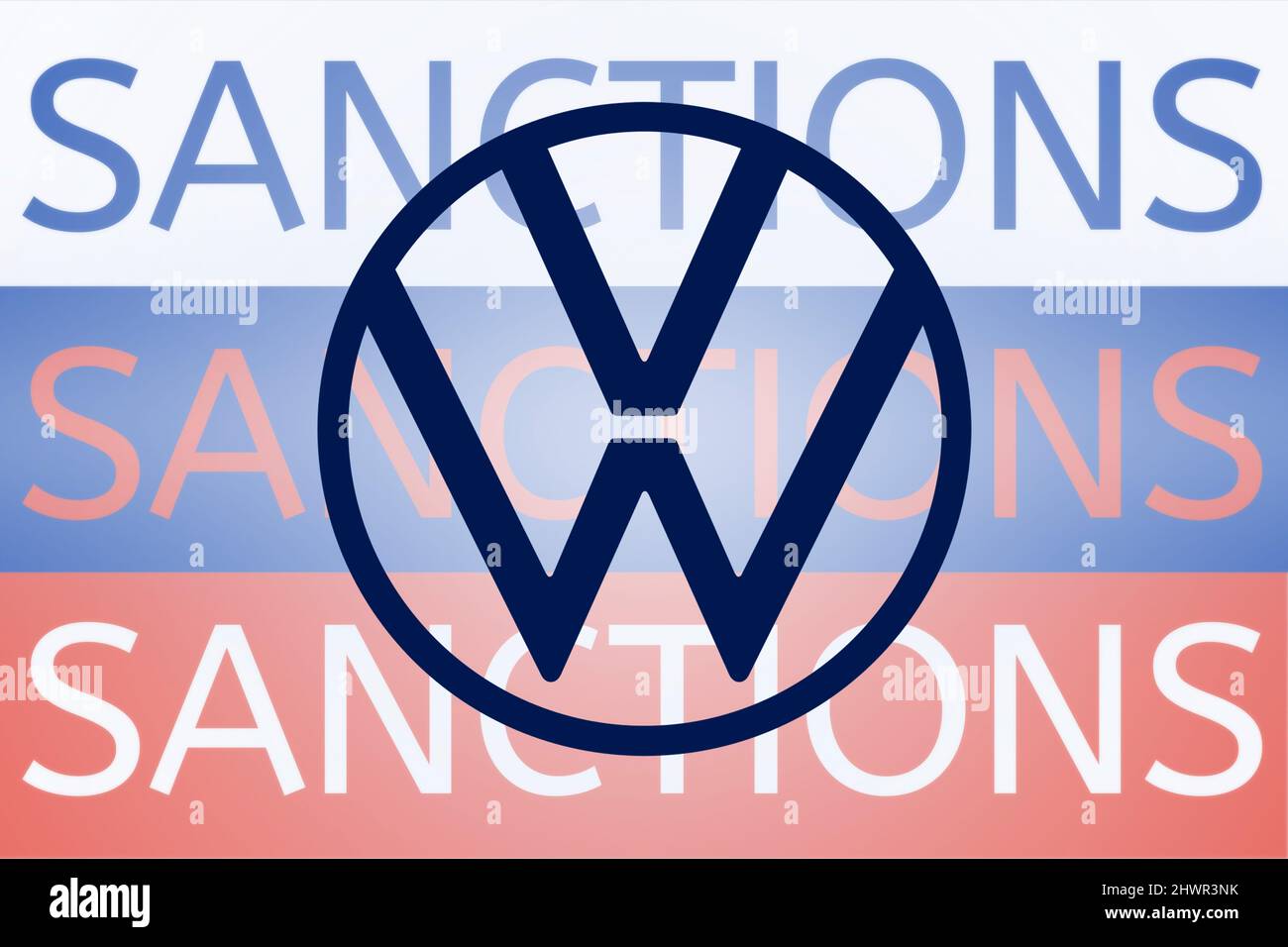 VW Volkswagen Logo vor dem Sanktionstext auf der russischen Flagge. Neue Sanktionen gegen Russland wegen seiner Invasion in der Ukraine. März 2022, San Francisco, USA Stockfoto