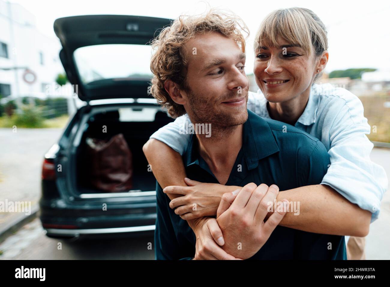 Lächelnde Frau umarmt Mann im Urlaub Stockfoto