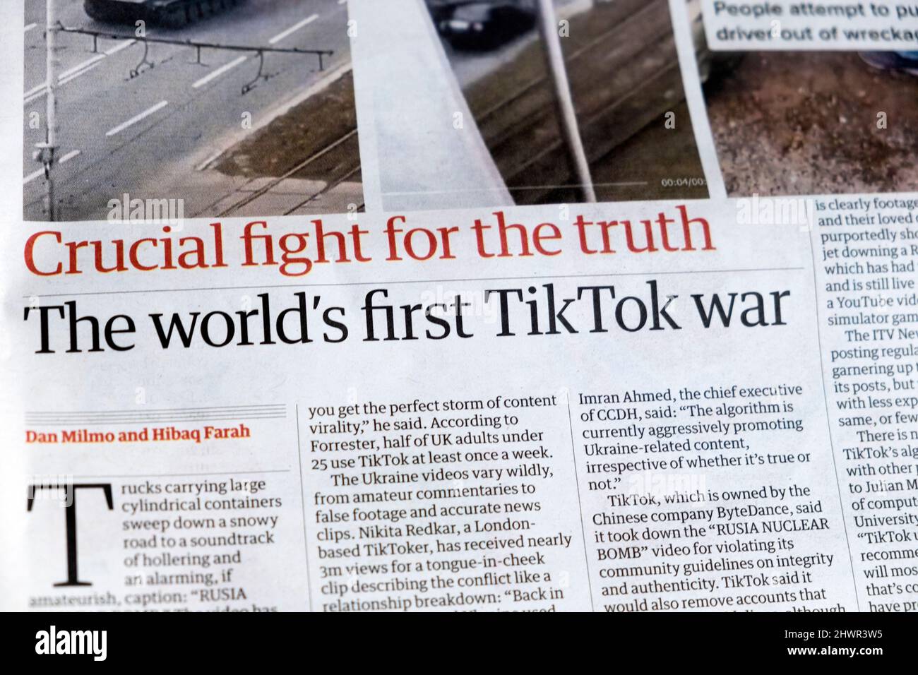 „Entscheidender Kampf für die Wahrheit der erste TikTok-Krieg der Welt“ Russland Ukraine Videos Artikel in der Zeitung Guardian Headline 5 March 2022 London England Großbritannien Stockfoto
