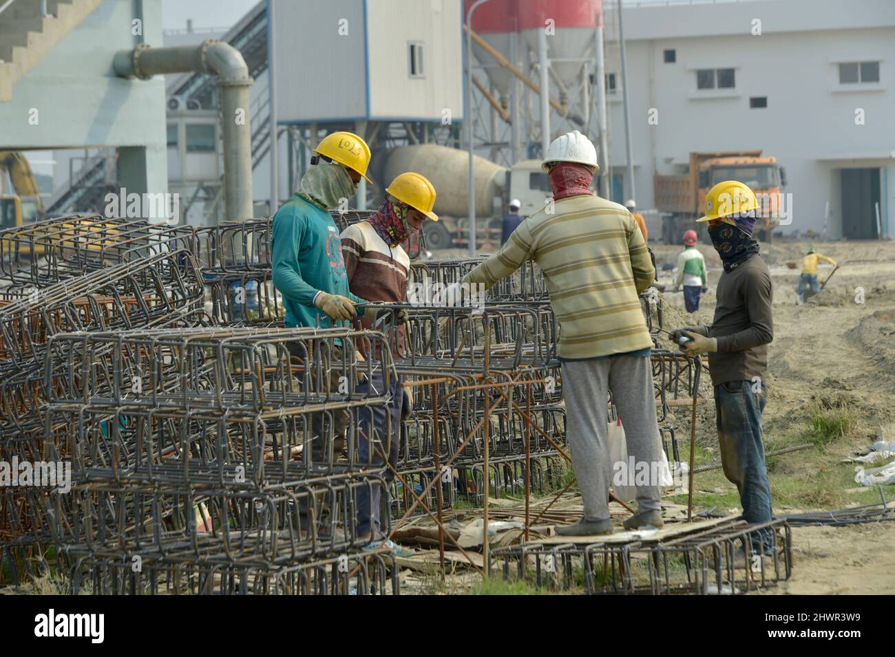Dhaka. 7. März 2022. Arbeiter arbeiten auf der Baustelle einer von China finanzierten Kläranlage in Dhaka, Bangladesch, 24. Februar 2022. UM MIT "Feature: Schlechten Geruch und Verschmutzung vertreiben -- China-finanzierte Kläranlage nähert sich der Fertigstellung in Bangladesch" zu GEHEN.Quelle: Xinhua/Alamy Live News Stockfoto