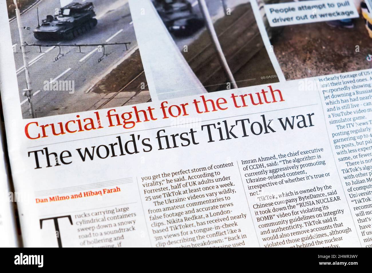 „Entscheidender Kampf für die Wahrheit der erste TikTok-Krieg der Welt“ Russland Ukraine Videos Artikel in der Zeitung Guardian Headline 5 March 2022 London England Großbritannien Stockfoto