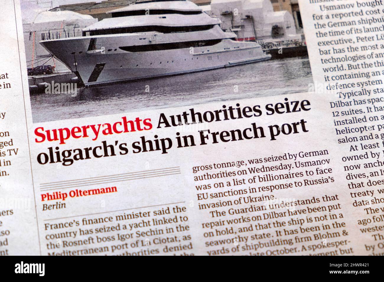 „Superyachten-Behörden beschlagnahmen das Schiff des Oligarchen im französischen Hafen“ russischer Oligarchenartikel Guardian headline 3 March 2022 London UK Stockfoto