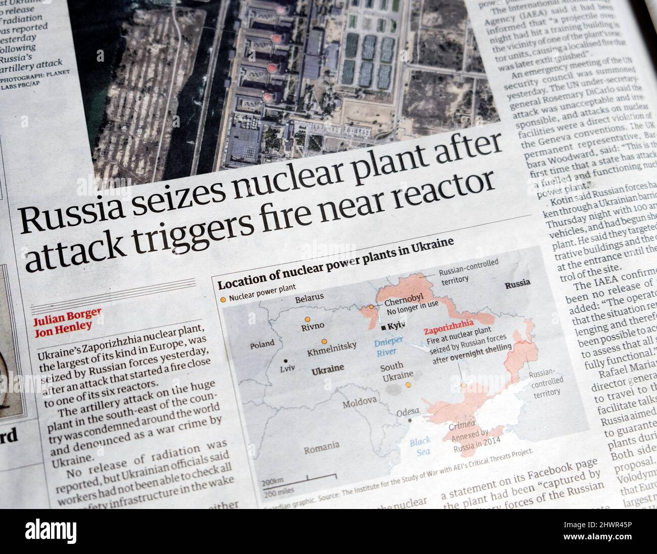„Russland ergreift Atomkraftwerk, nachdem ein Angriff in der Nähe des Reaktors Feuer auslöst“, titelt die Zeitung Guardian News Clipping Map 4 March 2022 London England Großbritannien Stockfoto