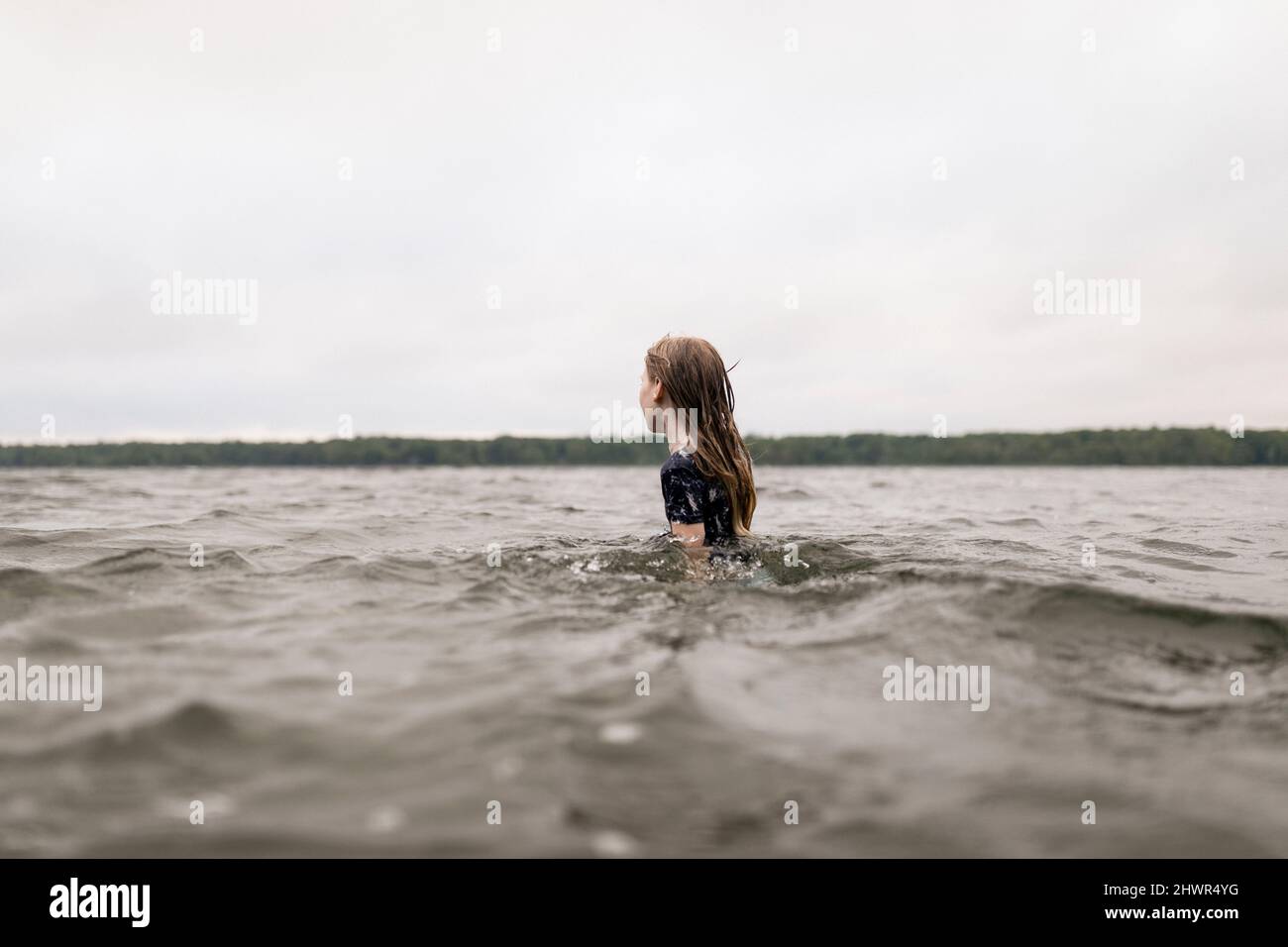 Mädchen mit langen braunen Haaren im See Stockfoto