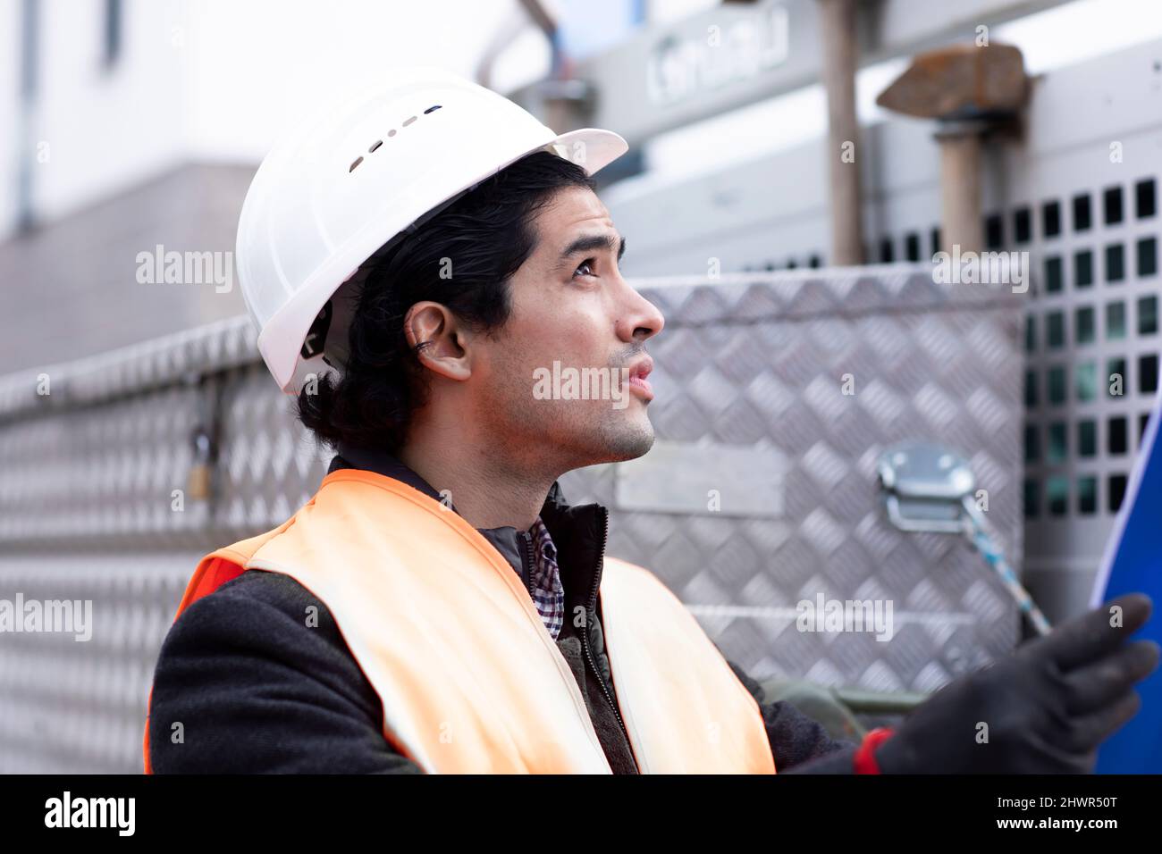 Techniker mit Hardhut, der im Freien arbeitet Stockfoto