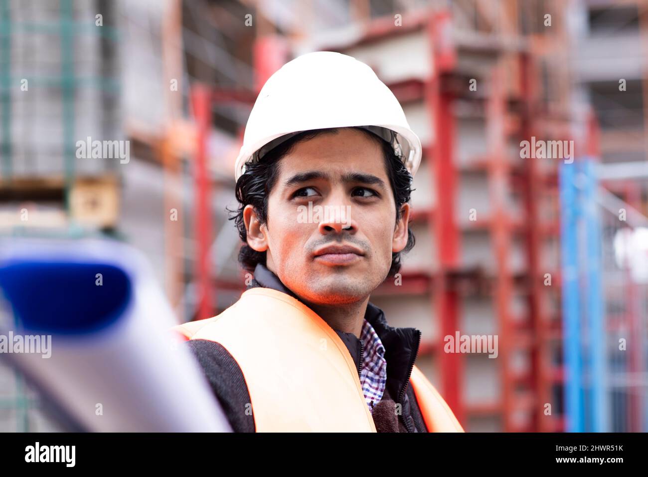 Techniker trägt Hardhut und reflektierende Weste im Freien Stockfoto