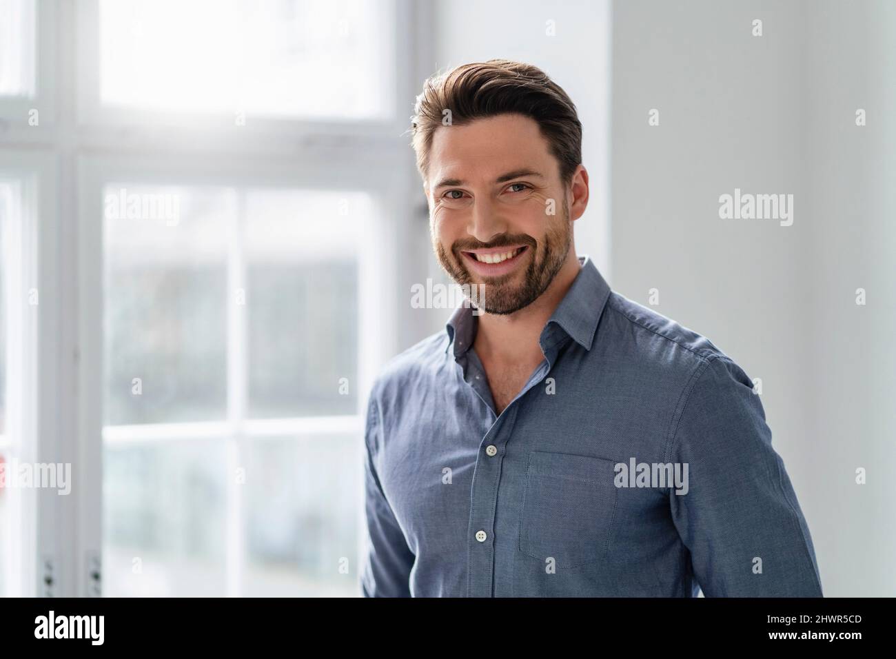 Glücklicher Geschäftsmann am Arbeitsplatz Stockfoto