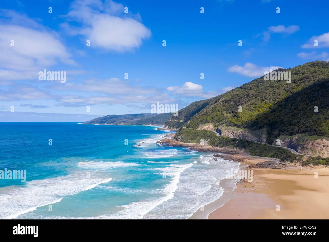 Australien, Victoria, Luftaufnahme des Sandstrandes entlang der Great Ocean Road im Sommer Stockfoto