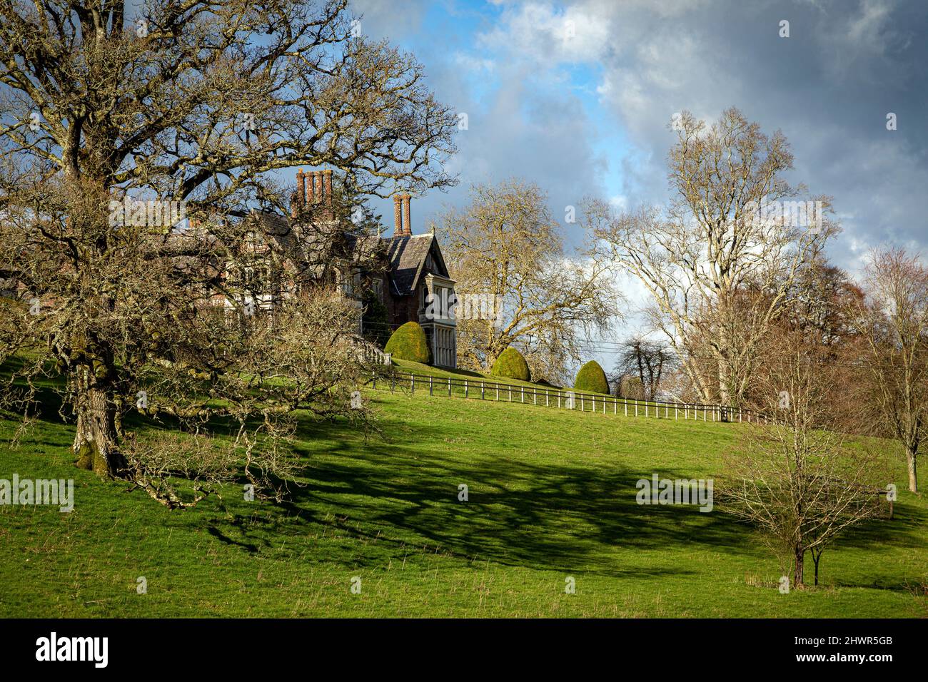 Englisches Landhaus,culver,devon Graben, , Bogenbrücke, klarer Himmel, festung marienberg, Herrenhaus, 17. Jahrhundert, Haus Wolkig Gärten Land Engl Stockfoto