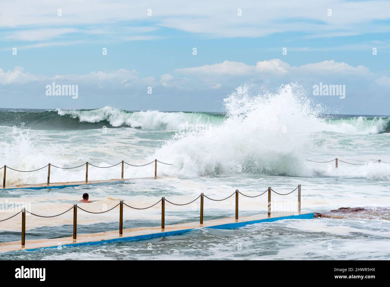 5. März 2022, Sydney, Aust: Ein einziger Schwimmer im Ozeanpool am South Curl Curl Beach unter rauen Surfbedingungen, während ein East Coast Low die Küste umarmt Stockfoto