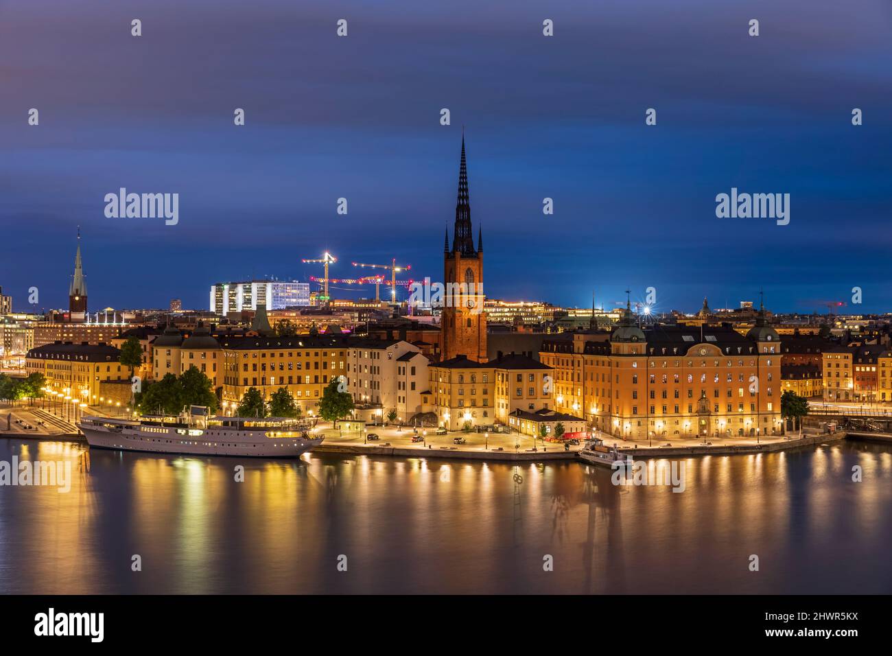 Schweden, Stockholm County, Stockholm, Skyline von Riddarholmen bei Dämmerung Stockfoto