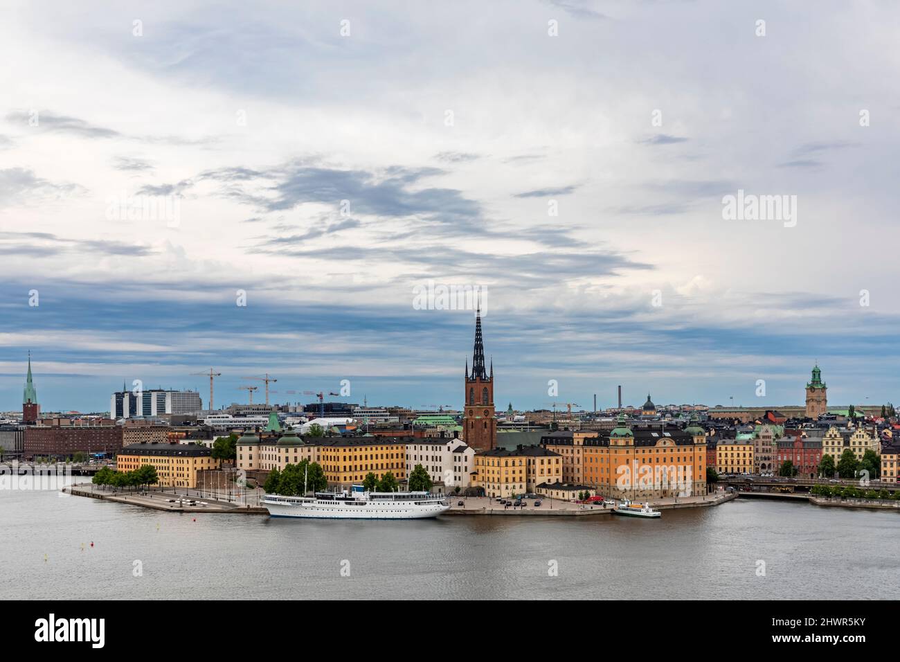 Schweden, Stockholm County, Stockholm, Skyline von Riddarholmen in der frühen Abenddämmerung Stockfoto