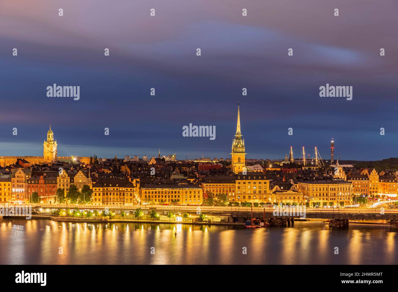 Schweden, Stockholm County, Stockholm, beleuchtete Skyline von Riddarholmen in der Abenddämmerung Stockfoto