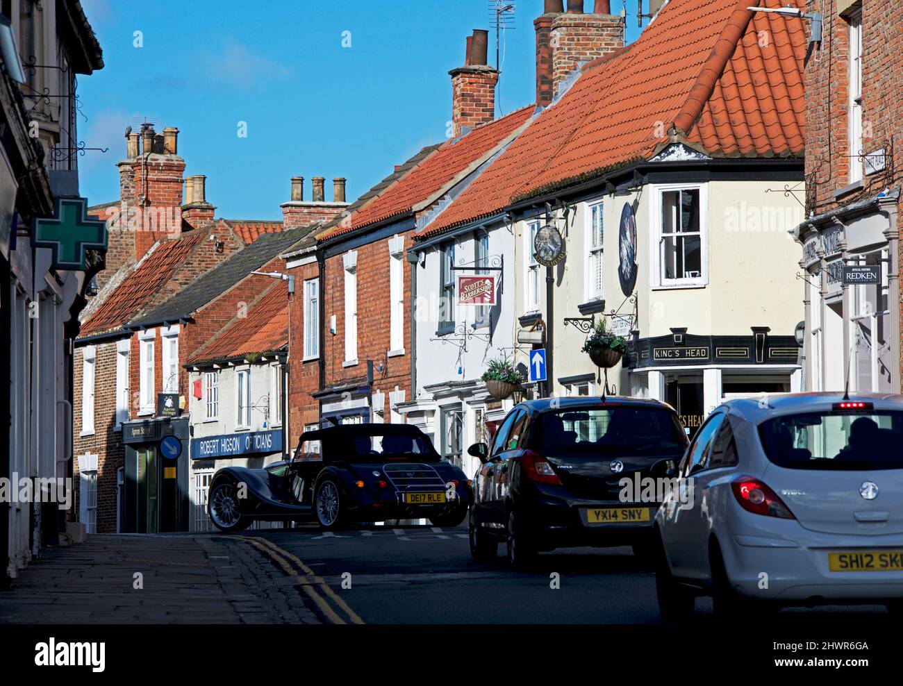 Verkehr am Souter Gate in Hedon, East Yorkshire, England Stockfoto
