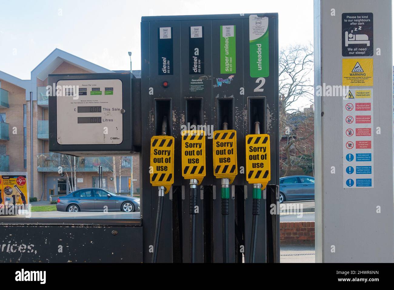 Ashford, Kent, Großbritannien. 7. März 2022. Eine Tankstelle in Ashford, Kent, lädt jetzt über £1,67 pro Liter Diesel, da ein Barrel Öl 130 US-Dollar erreicht. An dieser Tankstelle ist wenig Kraftstoff vorhanden. Foto-Kredit: Paul Lawrenson-PAL Nachrichten/Alamy Live Nachrichten Stockfoto