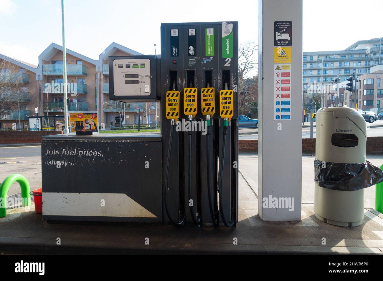 Ashford, Kent, Großbritannien. 7. März 2022. Eine Tankstelle in Ashford, Kent, lädt jetzt über £1,67 pro Liter Diesel, da ein Barrel Öl 130 US-Dollar erreicht. An dieser Tankstelle ist wenig Kraftstoff vorhanden. Foto-Kredit: Paul Lawrenson-PAL Nachrichten/Alamy Live Nachrichten Stockfoto