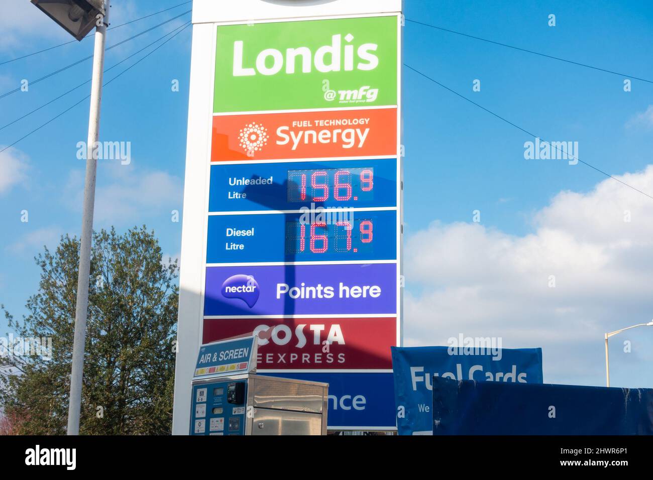 Ashford, Kent, Großbritannien. 7. März 2022. Eine Tankstelle in Ashford, Kent, lädt jetzt über £1,67 pro Liter Diesel, da ein Barrel Öl 130 US-Dollar erreicht. Benzinpreise. Foto-Kredit: Paul Lawrenson-PAL Nachrichten/Alamy Live Nachrichten Stockfoto