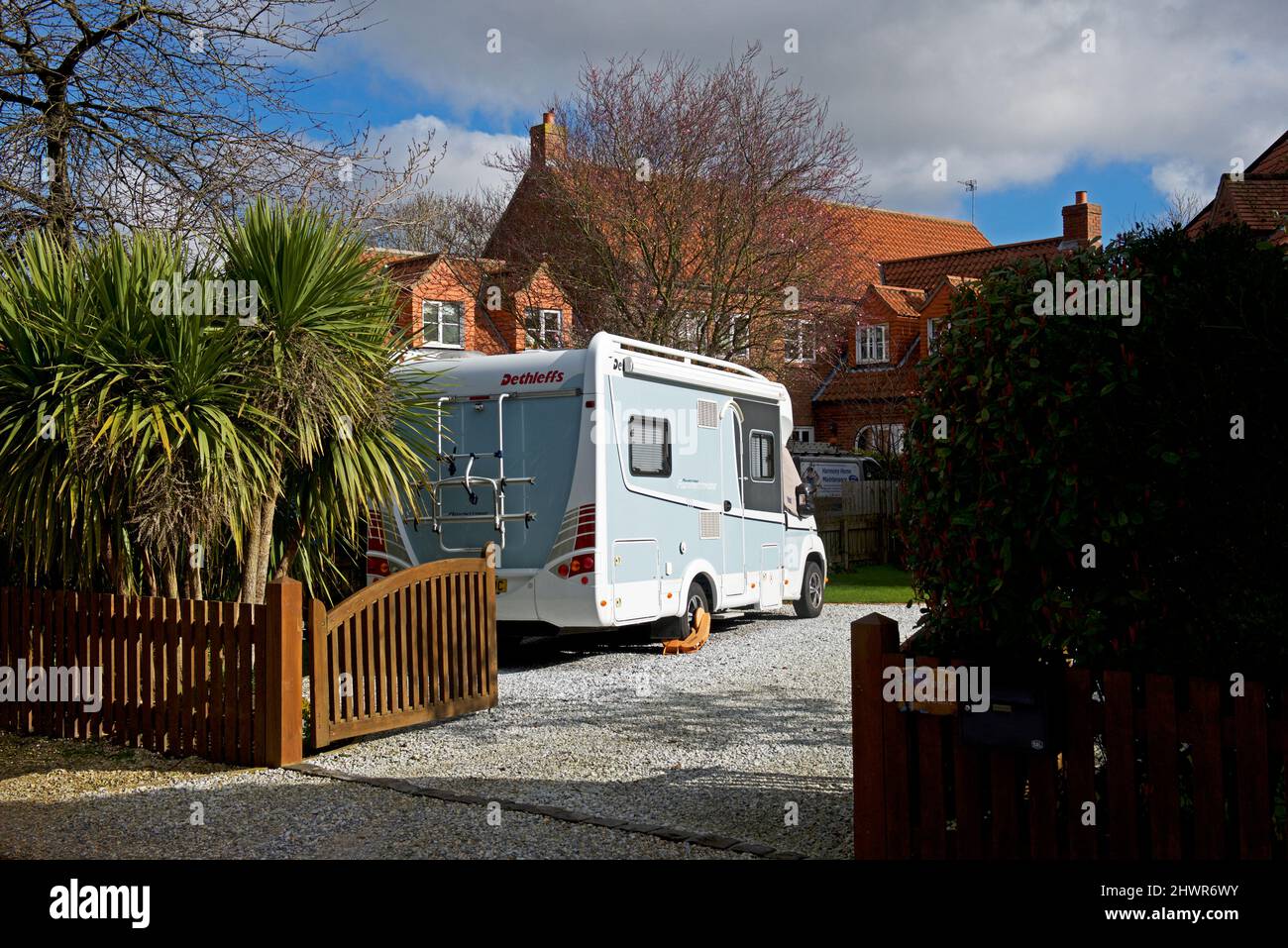 Wohnmobil, mit Radsperre, auf dem Hausantrieb geparkt, England, Großbritannien Stockfoto