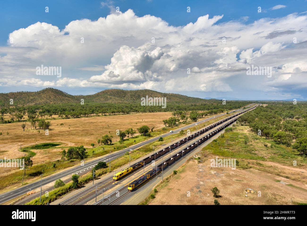 Coal Train führt mehr als 10.000 Tonnen Kohle-Umrüstlager der Driver Crew in Stanwell Queensland Australien Stockfoto