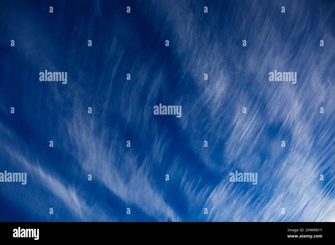 Cirruswolken gegen blauen Himmel Stockfoto