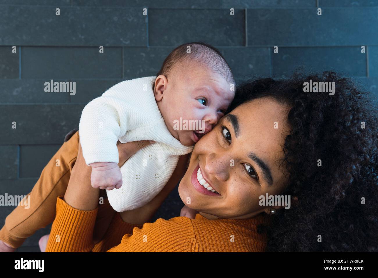 Lächelnde Mutter mit einem Jungen an der Wand Stockfoto