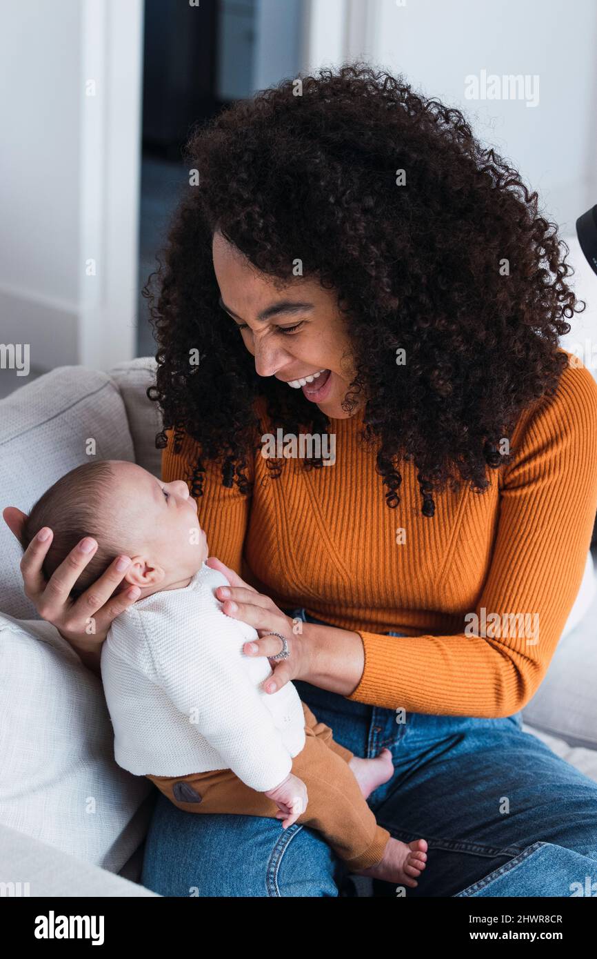 Fröhliche Mutter mit Baby zu Hause Stockfoto