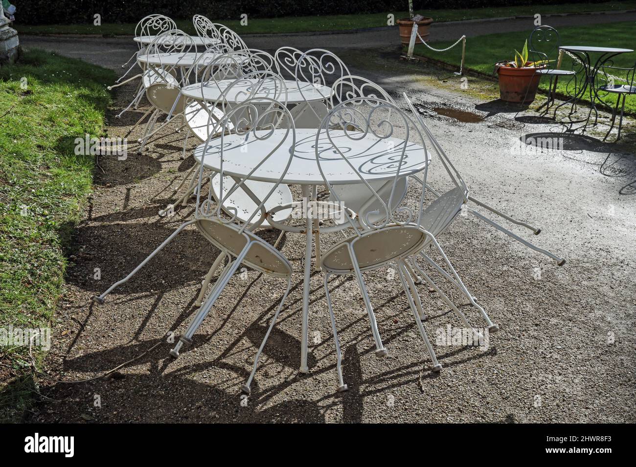 Verlassene Tische in Ruhe vor dem Orangery Café im denkmalgeschützten italienischen Garten des Mount Edgcumbe Park Cornwall. Die Tische bilden eine romantische Stockfoto