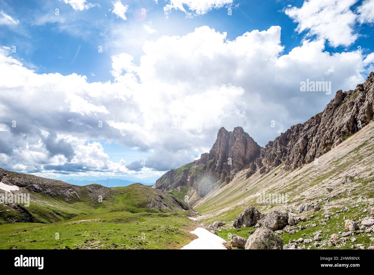 Italien, Südtirol, Wolken über der Berglandschaft des Naturparks Schlern-Rosengarten am sonnigen Sommertag Stockfoto