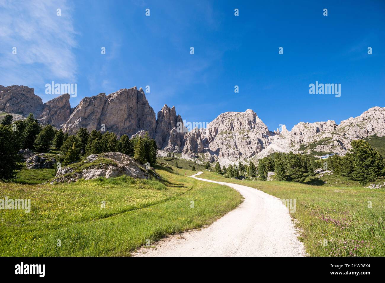 Italien, Südtirol, Schotterstraße im Grödner Pass mit dem Sellagruppe-Massiv im Hintergrund Stockfoto