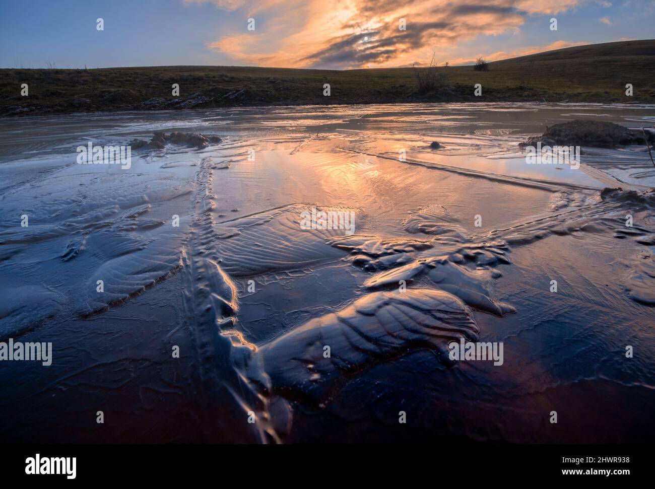 Oberfläche des gefrorenen Sees in der Winterdämmerung Stockfoto
