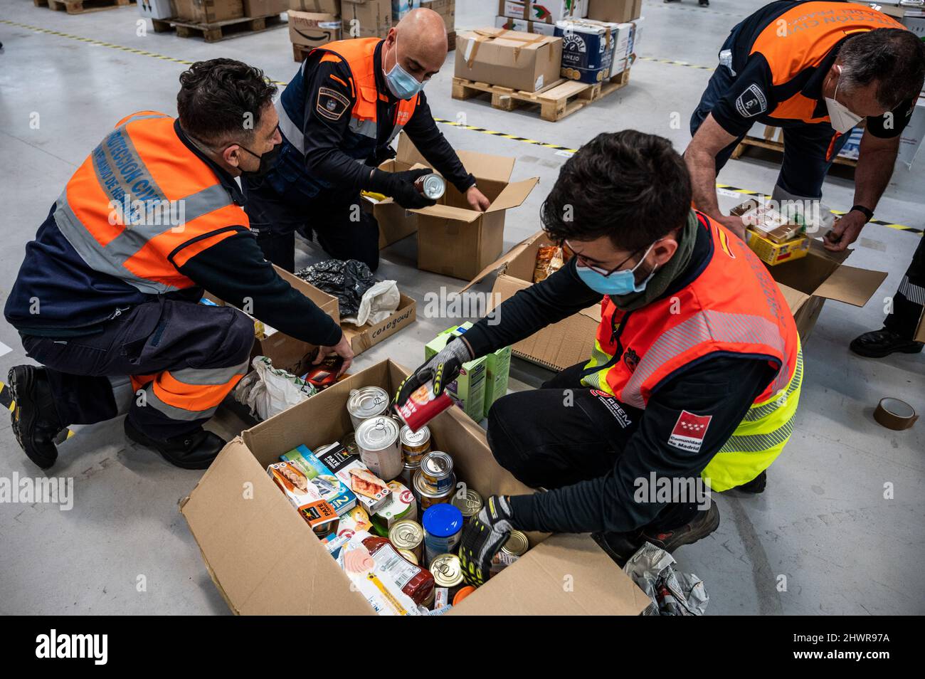 Madrid, Spanien. 07. März 2022. Freiwillige bereiten Lieferungen für die Ukraine im Logistikkoordinationszentrum im Krankenhaus Enfermera Isabel Zendal vor. Die Regionalregierung von Madrid hat einen Logistikpunkt im Krankenhaus eingerichtet, von dem aus humanitäre Hilfsgüter nach der russischen Invasion in die Ukraine transportiert werden. Quelle: Marcos del Mazo/Alamy Live News Stockfoto