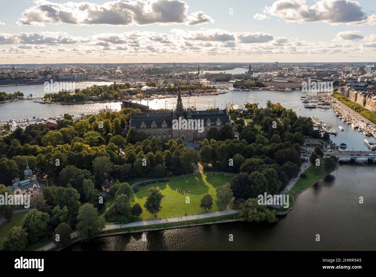 Schweden, Stockholm County, Stockholm, Luftaufnahme des Nordischen Museums und Djugarden in der Abenddämmerung Stockfoto