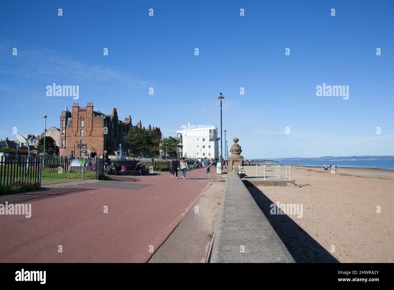 Menschen, die an der Promenade am Portobello Beach in Edinburgh, Schottland, in Großbritannien, spazieren gehen Stockfoto