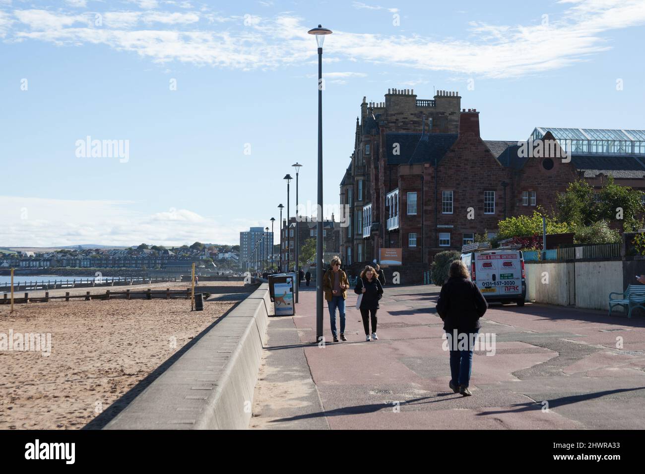 Menschen, die an der Promenade am Portobello Beach in Edinburgh, Schottland, in Großbritannien, spazieren gehen Stockfoto