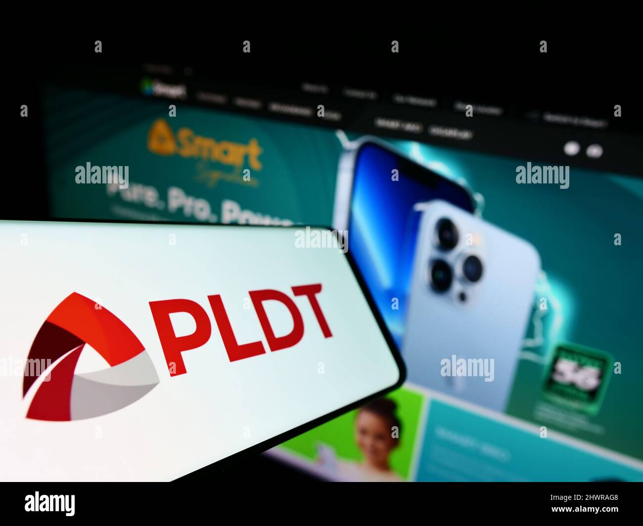 Mobiltelefon mit Logo des philippinischen Telekommunikationsunternehmens PLDT Inc. Auf dem Bildschirm vor der Website. Konzentrieren Sie sich auf die Mitte links des Telefondisplays. Stockfoto